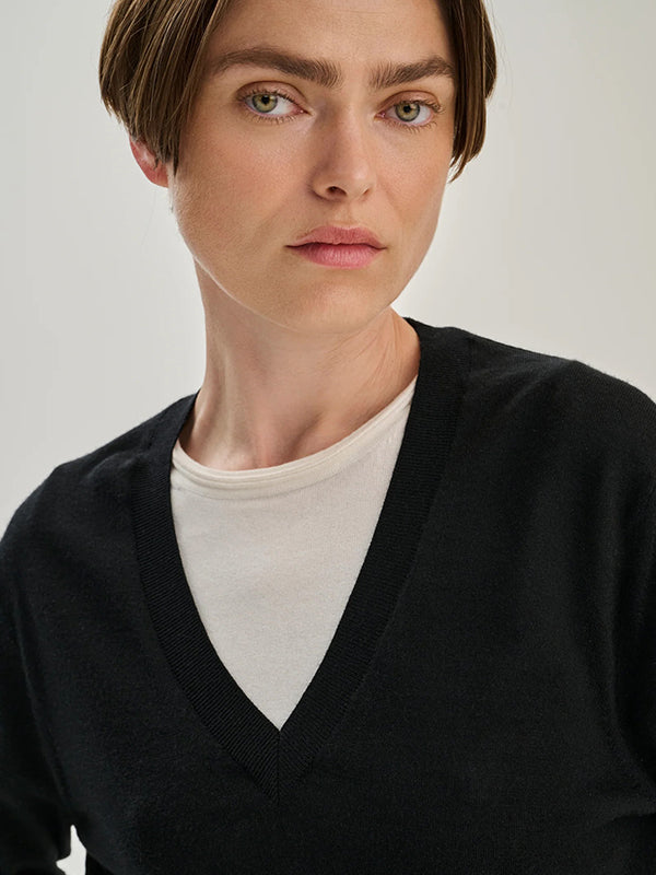 V Neck - Merino Wool - Black